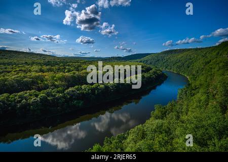 Blick auf den Upper Delaware Scenic Byway (NYS Route 97), der parallel zum Upper Delaware River zwischen den US-bundesstaaten New York und Pennsylvan verläuft Stockfoto