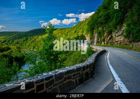 Blick auf den Upper Delaware Scenic Byway (NYS Route 97), der parallel zum Upper Delaware River zwischen den US-bundesstaaten New York und Pennsylvan verläuft Stockfoto