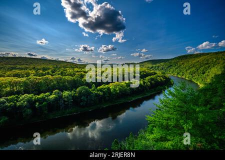 Blick auf den Upper Delaware Scenic Byway (NYS Route 97), der parallel zum Upper Delaware River zwischen den US-bundesstaaten New York und Pennsylvan verläuft Stockfoto