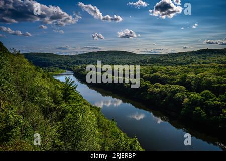 Blick auf den Upper Delaware Scenic Byway (NYS Route 97), der parallel zum Upper Delaware River zwischen den US-bundesstaaten New York und Pennsylvan verläuft Stockfoto