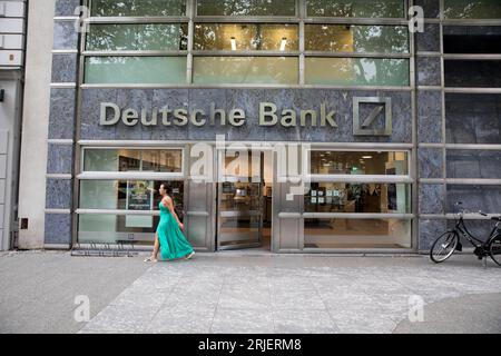 Berlin, Deutschland. August 2023. Am 22. August 2023 stand das Gebäude der Deutschen Bank am Kurfürstendamm 28 in Berlin inmitten der deutschen Wirtschaftskrise. Trotz der Bemühungen, durch turbulente Gewässer zu navigieren, blieb das saisonbereinigte reale Bruttoinlandsprodukt (BIP) des Landes im zweiten Quartal 2023 unverändert und spiegelte die Performance des Vorquartals wider. Dieser Mangel an Wachstum ist auf eine geschwächte Auslandsnachfrage und steigende Finanzierungskosten zurückzuführen. (Bild: © Michael Kuenne/PRESSCOV über ZUMA Press Wire) NUR REDAKTIONELLE VERWENDUNG! Nicht für kommerzielle ZWECKE! Stockfoto