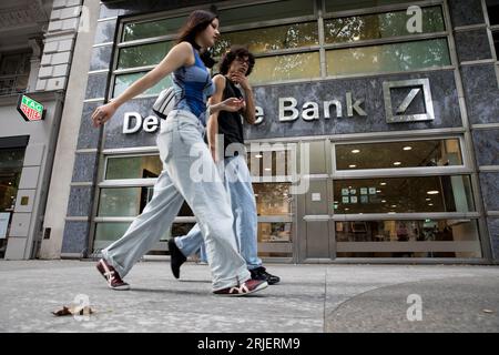 Berlin, Deutschland. August 2023. Am 22. August 2023 stand das Gebäude der Deutschen Bank am Kurfürstendamm 28 in Berlin inmitten der deutschen Wirtschaftskrise. Trotz der Bemühungen, durch turbulente Gewässer zu navigieren, blieb das saisonbereinigte reale Bruttoinlandsprodukt (BIP) des Landes im zweiten Quartal 2023 unverändert und spiegelte die Performance des Vorquartals wider. Dieser Mangel an Wachstum ist auf eine geschwächte Auslandsnachfrage und steigende Finanzierungskosten zurückzuführen. (Bild: © Michael Kuenne/PRESSCOV über ZUMA Press Wire) NUR REDAKTIONELLE VERWENDUNG! Nicht für kommerzielle ZWECKE! Stockfoto