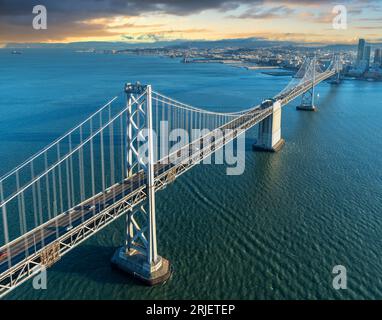Luftansicht Oakland Bridge, Sonnenuntergang San Francisco Kalifornien, USA Stockfoto