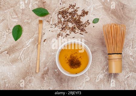 Trockener Hojicha-Grüntee Stockfoto