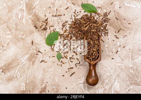 Trockener Hojicha-Grüntee Stockfoto