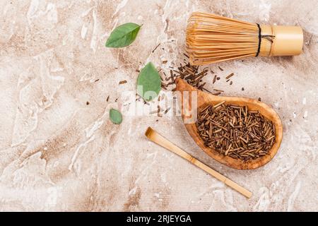 Trockener hojicha-grüner Tee auf einem Steintisch. Draufsicht Stockfoto