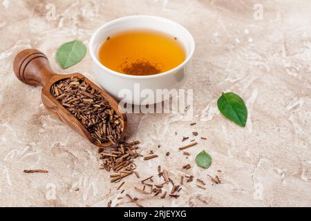 Trockener Hojicha-Grüntee Stockfoto