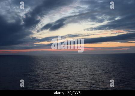 Blick auf den Sonnenuntergang über dem riesigen Meer Stockfoto