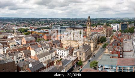 WAKEFIELD, GROSSBRITANNIEN – 17. AUGUST 2023. Ein Panoramablick auf die Skyline von Wakefield im Stadtzentrum mit dem Rathaus und dem Rathaus Stockfoto