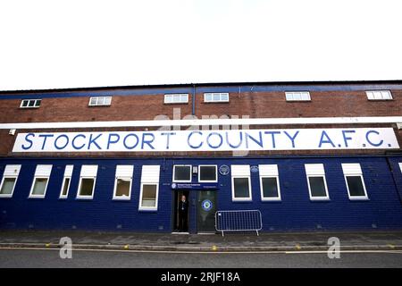 Allgemeine Sicht von außerhalb des Stadions vor dem Gruppenspiel der EFL Trophy im Edgeley Park, Stockport. Bilddatum: Dienstag, 22. August 2023. Stockfoto