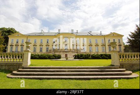 Das Rokoko-Schloss Nove Hrady, genannt „Little Schonbrunn“ oder „Czech Versailles“ in Nove Hrady, Tschechische Republik, 12. Juni 2023. Chateau Nove Hrady C Stockfoto