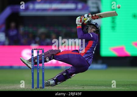 Clean Slate Headingley Stadium, Leeds, West Yorkshire, Großbritannien. August 2023. Northern Superchargers gegen Welsh Fire während des Hundert Double Headers im Clean Slate Headingley Stadium. Harry Brook von Northern Superchargers Batting Credit: Touchlinepics/Alamy Live News Stockfoto