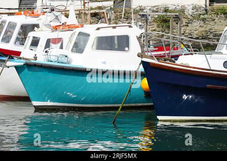 Polperro, UK - August 2023: Der innere Hafen des historischen Fischerdorfes Polperro Stockfoto