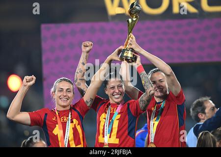 Sydney, NSW, Australien. August 2023. Alexia Putellas, Jennifer Hermoso und Irene Paredes aus Spanien feiern mit der Siegertrophäe während des Finalspiels der FIFA Frauen-Weltmeisterschaft 2023 zwischen Spanien und England im Stadion Australien Sydney SPANIEN 1 - 0 ENGLAND (Credit Image: © Danish Ravi/ZUMA Press Wire) NUR REDAKTIONELLE VERWENDUNG! Nicht für kommerzielle ZWECKE! Stockfoto