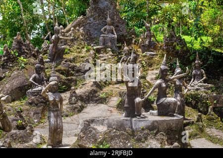 Steinfiguren antiker Methic-Tänzer in der traditionellen Thai-Kultur. Magischer Buddha-Garten auf Koh Samui. Stockfoto