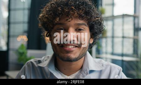 Kopf-Foto-Porträt Latino hispanic Geschäftsmann Arabian Indian Guy Blick auf Kamera glücklich lächelnder männlicher multiethnischer Mann Büro Manager Arbeitgeber Arbeiter Stockfoto