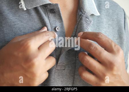 Mann knöpfte sein Hemd aus nächster Nähe Stockfoto
