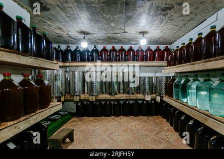 Weinkeller mit Flaschen im georgianischen Dorf. Stockfoto