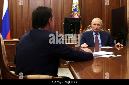 Moskau, Russland. August 2023. Der russische Präsident Wladimir Putin, rechts, hört dem Gouverneur der Moskauer Region Andrej Worobjow, links, während eines persönlichen Treffens im Kreml am 21. August 2023 in Moskau, Russland zu. Kredit: Michail Klimentjew/Kreml Pool/Alamy Live News Stockfoto