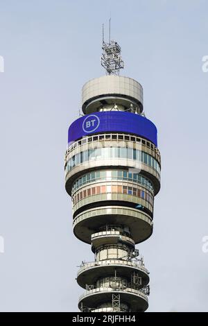 London, UK - Oktober 2022: Der BT Tower ist ein denkmalgeschützter Kommunikationsturm in Fitzrovia, London Stockfoto