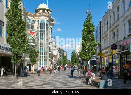 Das Stadtzentrum von Ilford, East London UK, mit der High Road und dem Exchange Einkaufszentrum auf der rechten Seite. Stockfoto