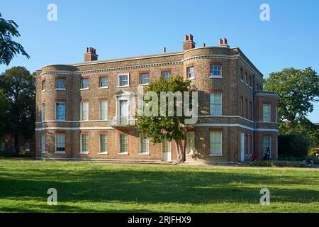 Das Valentines Mansion aus dem 17. Jahrhundert, von hinten gesehen, im Valentines Park, Ilford, Greater London UK Stockfoto