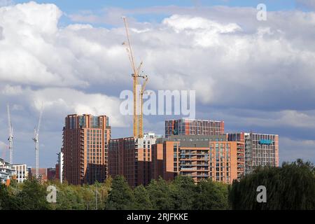 Zu den neuen Apartments an der Whitehall Road im Stadtzentrum von Leeds gehören The Junction, Latitude Purple und Latitude Blue Stockfoto