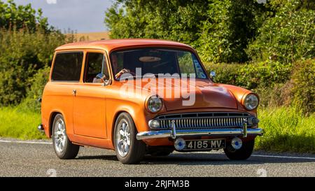 Woburn, Beds.UK - 19. August 2023: Orange 1960 Hillman Husky Oldtimer auf einer englischen Landstraße. Stockfoto