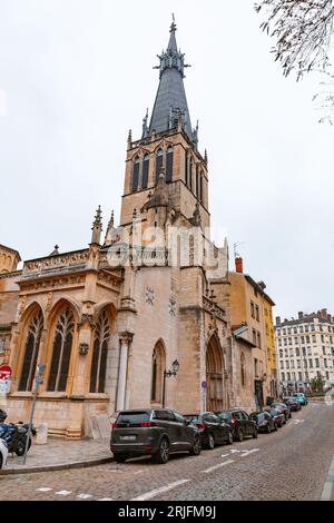 Lyon, Frankreich - 26. Januar 2022: St. Georgskirche und Gebäude rund um den Fluss Saone, die Altstadt von Lyon, Frankreich. Stockfoto