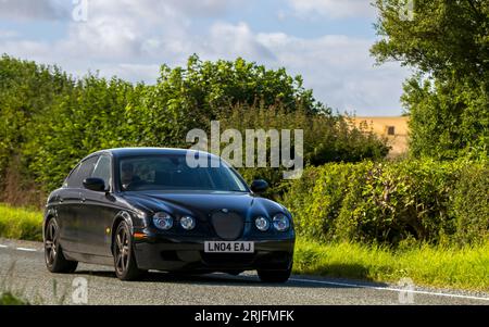 Woburn, Beds.UK - 19. August 2023: Jaguar vom Typ 2004 S fährt auf einer englischen Landstraße. Stockfoto