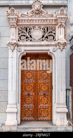 Alte und wunderschöne verzierte Tür, klassisches architektonisches Detail in Lyon, Frankreich Stockfoto