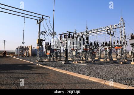 Johannesburg. Aug. 2023. Dieses Foto vom 10. August 2023 zeigt eine Umspannstation des Windkraftprojekts de Aar in de Aar, Südafrika. Das Projekt wurde 2017 von Longyuan SA, einer hundertprozentigen Tochtergesellschaft der Longyuan Power der China Energy Investment Group, abgeschlossen und in Betrieb genommen. Kredit: Dong Jianghui/Xinhua/Alamy Live News Stockfoto