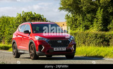 Woburn, Beds.UK - 19. August 2023: 2020 rote elektrische Diesel Hyundai Tucson Auto auf einer englischen Landstraße. Stockfoto