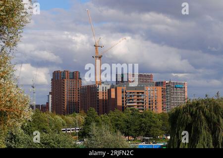 Die Entwicklungen Junction, Latitude Purple und Latitude Blue auf der ehemaligen Monk Bridge an der Whitehall Road in Leeds Stockfoto