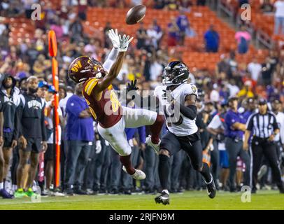 Landover, MD, USA - 21. August 2023: Mitchell Tinsley (86), Mitchell Commanders Wide Receiver, holt den Ball während des Vorbereitungsspiels zwischen Baltimore Ravens und den Washington Commanders in Landover, MD. Fotograf: Cory Royster (Bildausschnitt: © Cory Royster/Cal Sport Media) (Bildausschnitt: © Cory Royster/Cal Sport Media) Stockfoto