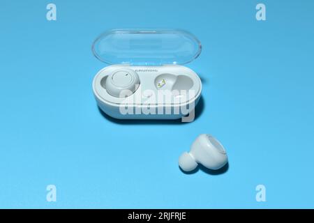Hasselt. Limburg - Belgien 08-05-2023. Grundig A6 – True Wireless-Ohrhörer. Weiß auf blauem Hintergrund Stockfoto