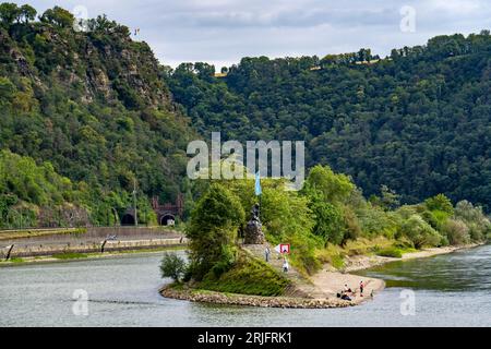 Oberes Mittelrheintal, Loreley-Statue auf dem Hafendamm-Pier in der Nähe von St. Goarshausen, unterhalb des Loreley-Felsens, links hinten, Rheinland-Pfalz, G Stockfoto