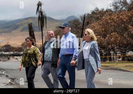 Lahaina, Vereinigte Staaten. August 2023. US-Präsident Joe Biden, 2. Rechts, First Lady Jill Biden, rechts, besichtigen die Verwüstungen nach den Waldbränden, die über West-Maui fegten, zusammen mit Gouverneur Josh Green, 2. Links, und seiner Frau Jaimie Green, links, 21. August 2023 in Lahaina, Maui, Hawaii. Quelle: Adam Schultz/White House Photo/Alamy Live News Stockfoto