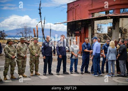 Lahaina, Vereinigte Staaten. August 2023. US-Präsident Joe Biden, Right, und First Lady Jill Biden danken den Ersthelfern und Soldaten, nachdem sie die Verwüstungen nach den Waldbränden bereist hatten, die am 21. August 2023 in Lahaina, Maui, Hawaii, über West Maui gefegt haben. Quelle: Adam Schultz/White House Photo/Alamy Live News Stockfoto