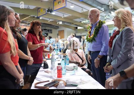 Lahaina, Vereinigte Staaten. August 2023. US-Präsident Joe Biden, Right, und First Lady Jill Biden sprechen mit den Bewohnern während eines Gemeindetreffens nach den Waldbränden, die im Lahaina Civic Center, 21. August 2023 in Lahaina, Maui, Hawaii, über West Maui gefegt haben. Quelle: Adam Schultz/White House Photo/Alamy Live News Stockfoto