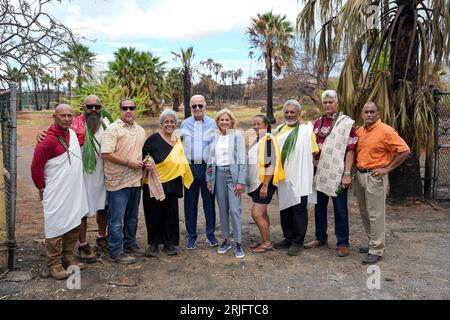Lahaina, Vereinigte Staaten. August 2023. US-Präsident Joe Biden und First Lady Jill Biden, Center, posieren mit Lahaina-Ältesten in Moku'ula, nachdem sie an einer hawaiianischen Segenszeremonie teilgenommen haben, nachdem die Waldbrände am 21. August 2023 in Lahaina, Maui, Hawaii, über West Maui gefegt haben. Quelle: Adam Schultz/White House Photo/Alamy Live News Stockfoto