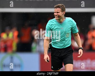 LEVERKUSEN - Schiedsrichter Felix Brych beim Bundesliga-Spiel zwischen Bayer 04 Leverkusen - RB Leipzig in der DE Bay Arena am 27. Mai 2023 in Leverkusen. AP | niederländische Höhe | GERRIT VON KÖLN Stockfoto