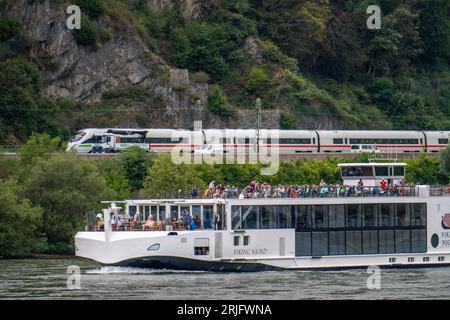 Linksrheinische Bahnstrecke im Obermittelrheintal, bei Kaub, ICE-Bahn, Flussschiff, Rheinland-Pfalz, Deutschland Stockfoto