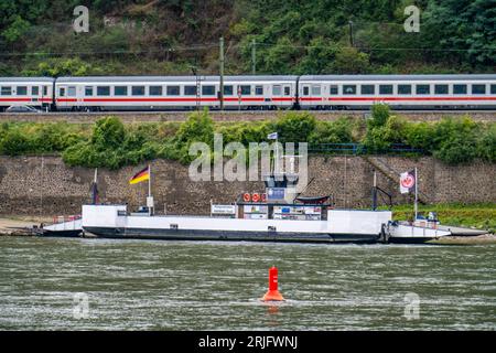 Linksrheinische Bahnstrecke im Obermittelrheintal, bei Kaub, IC-Zug, Autofähre, Rheinland-Pfalz, Deutschland Stockfoto