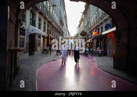 LISSABON PORTUGAL; 22.08.2023; Pink Street in Lissabon (rua Nova do Carvalho) ist eine der berühmtesten Touristenattraktionen in der portugiesischen Hauptstadt für Stockfoto