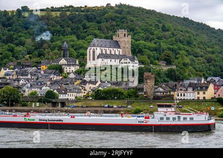 HGK-Tanker am Rhein im Obermittelrheintal, im Hintergrund der Stadt Oberwesel, Rheinland-Pfalz, Deutschland Stockfoto