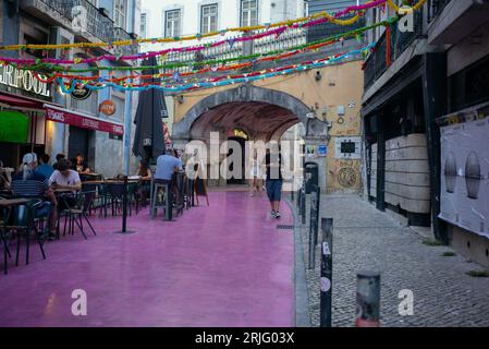 LISSABON PORTUGAL; 22.08.2023; Pink Street in Lissabon (rua Nova do Carvalho) ist eine der berühmtesten Touristenattraktionen in der portugiesischen Hauptstadt für Stockfoto