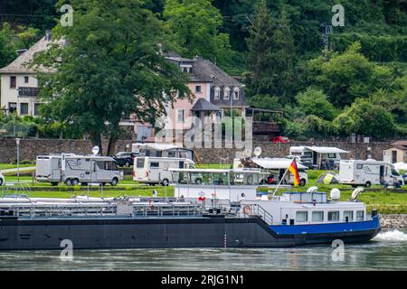 Frachtschiff, Tankschiff, auf dem Rhein im Oberen Mittelrheintal, auf der Höhe des Loreley-Felsens, Campingplatz linksrheinisch, St. Goar, Rhinel Stockfoto