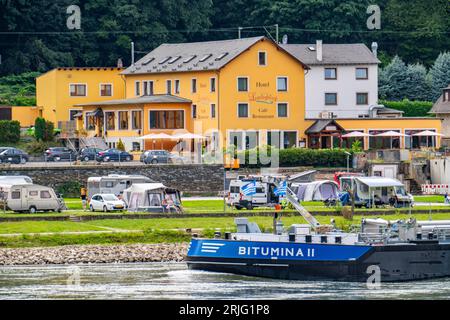 Frachtschiff, Tankschiff, auf dem Rhein im Oberen Mittelrheintal, auf der Höhe des Loreley-Felsens, Campingplatz linksrheinisch, St. Goar, Rhinel Stockfoto