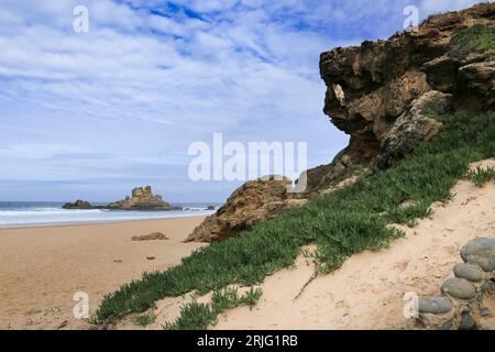 Wunderschöne Felsformationen, Sand und Dünen am Castelejo Beach an der Algarve, Portugal Stockfoto